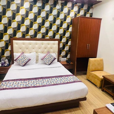 Hotel S V Grand فاراناسي المظهر الخارجي الصورة