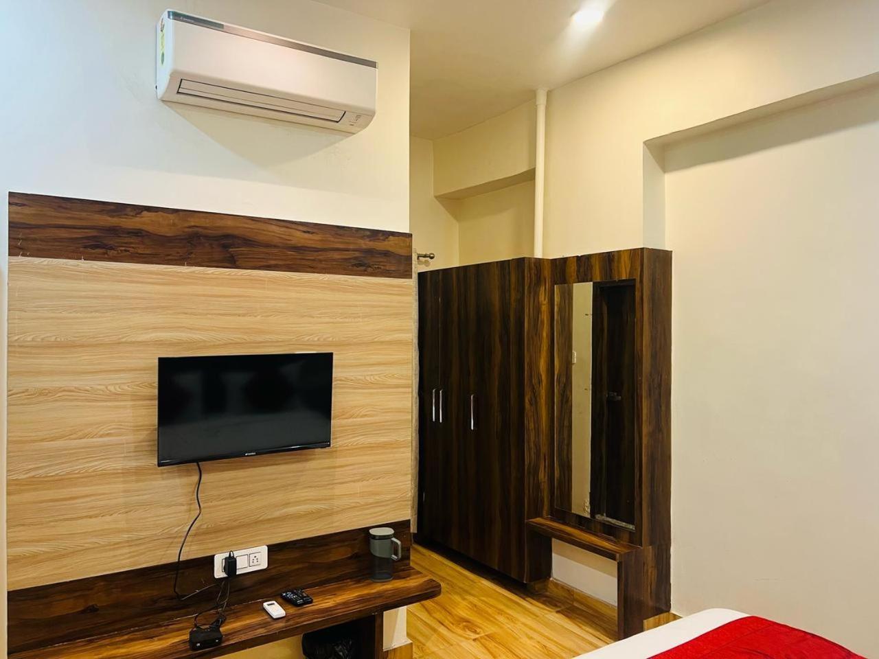 Hotel S V Grand فاراناسي المظهر الخارجي الصورة